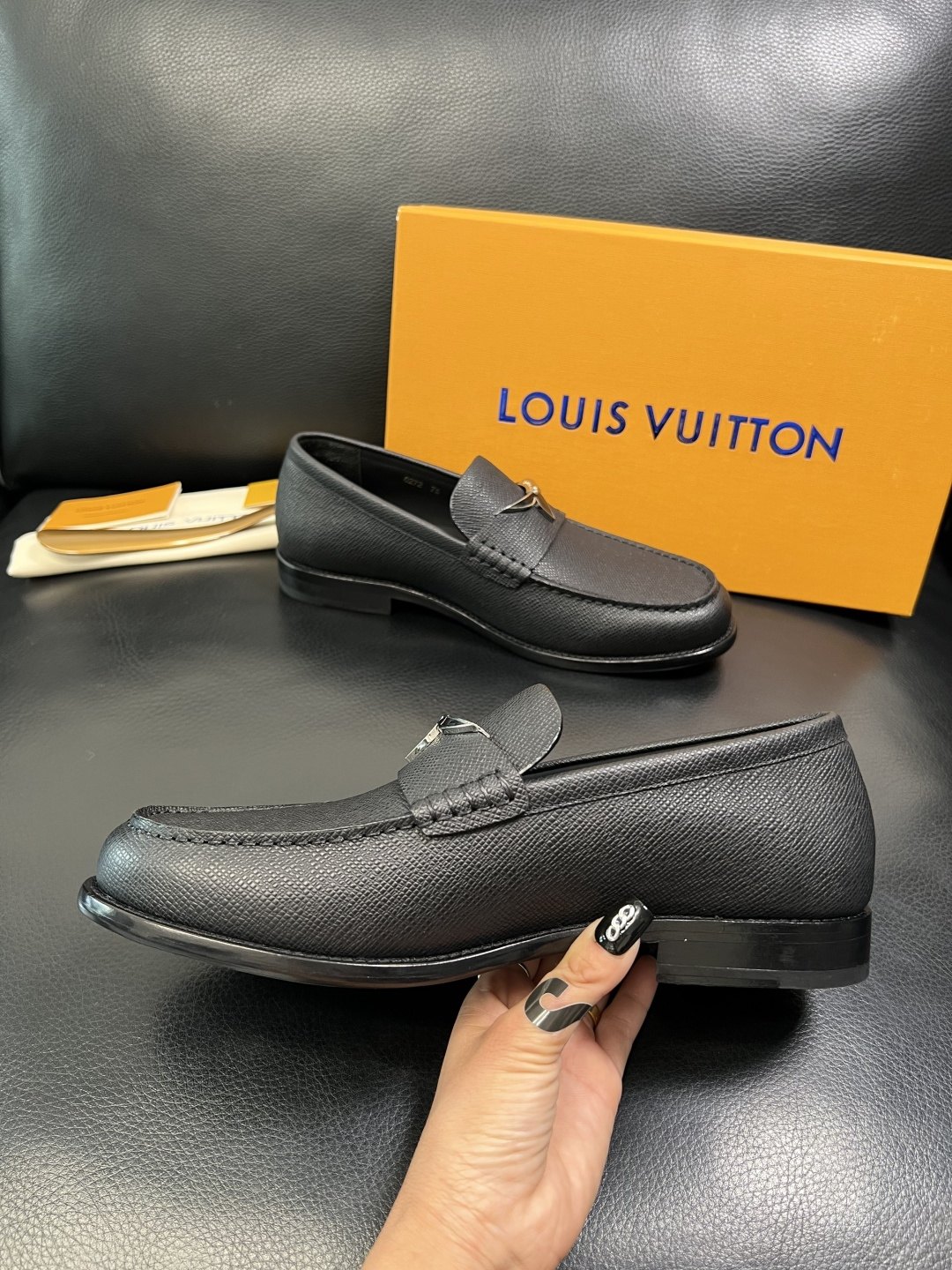 Lv 高品质 顶级工艺品 路易威登 皮鞋专柜同步原厂配置，鞋面意大利进口，进口水染牛皮内里，鞋底：原厂特