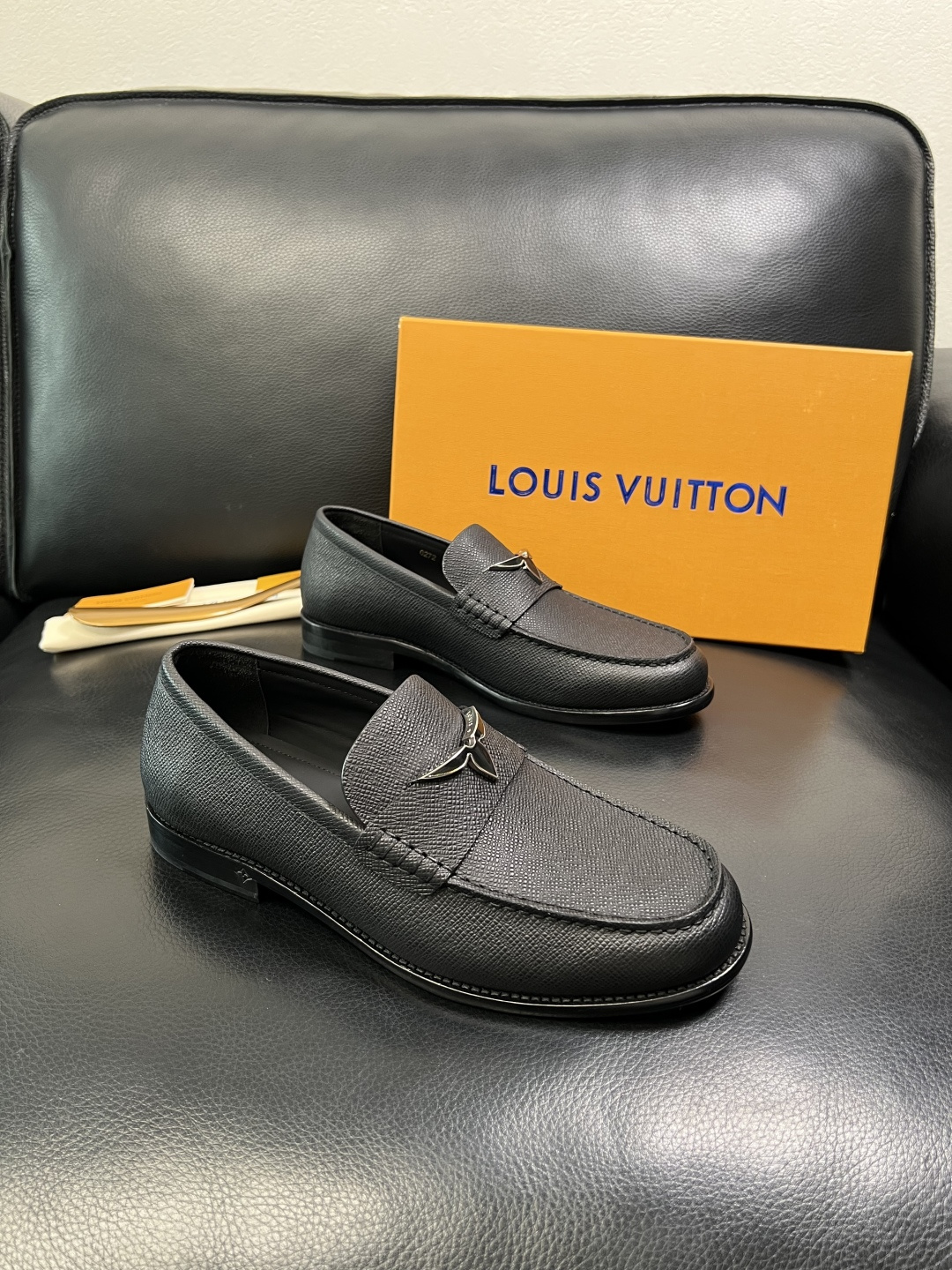 Lv 高品质 顶级工艺品 路易威登 皮鞋专柜同步原厂配置，鞋面意大利进口，进口水染牛皮内里，鞋底：原厂特