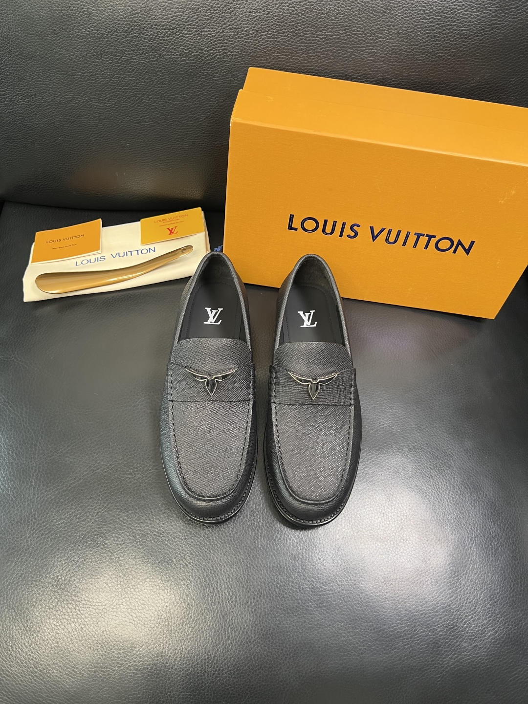 Lv 高品质 顶级工艺品 路易威登 皮鞋专柜同步原厂配置，鞋面意大利进口，进口水染牛皮内里，鞋底：原厂特