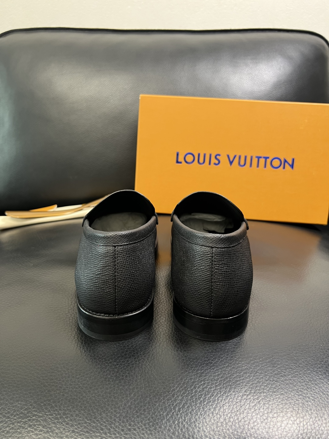 Lv 高品质 顶级工艺品 路易威登 皮鞋专柜同步原厂配置，鞋面意大利进口，进口水染牛皮内里，鞋底：原厂特