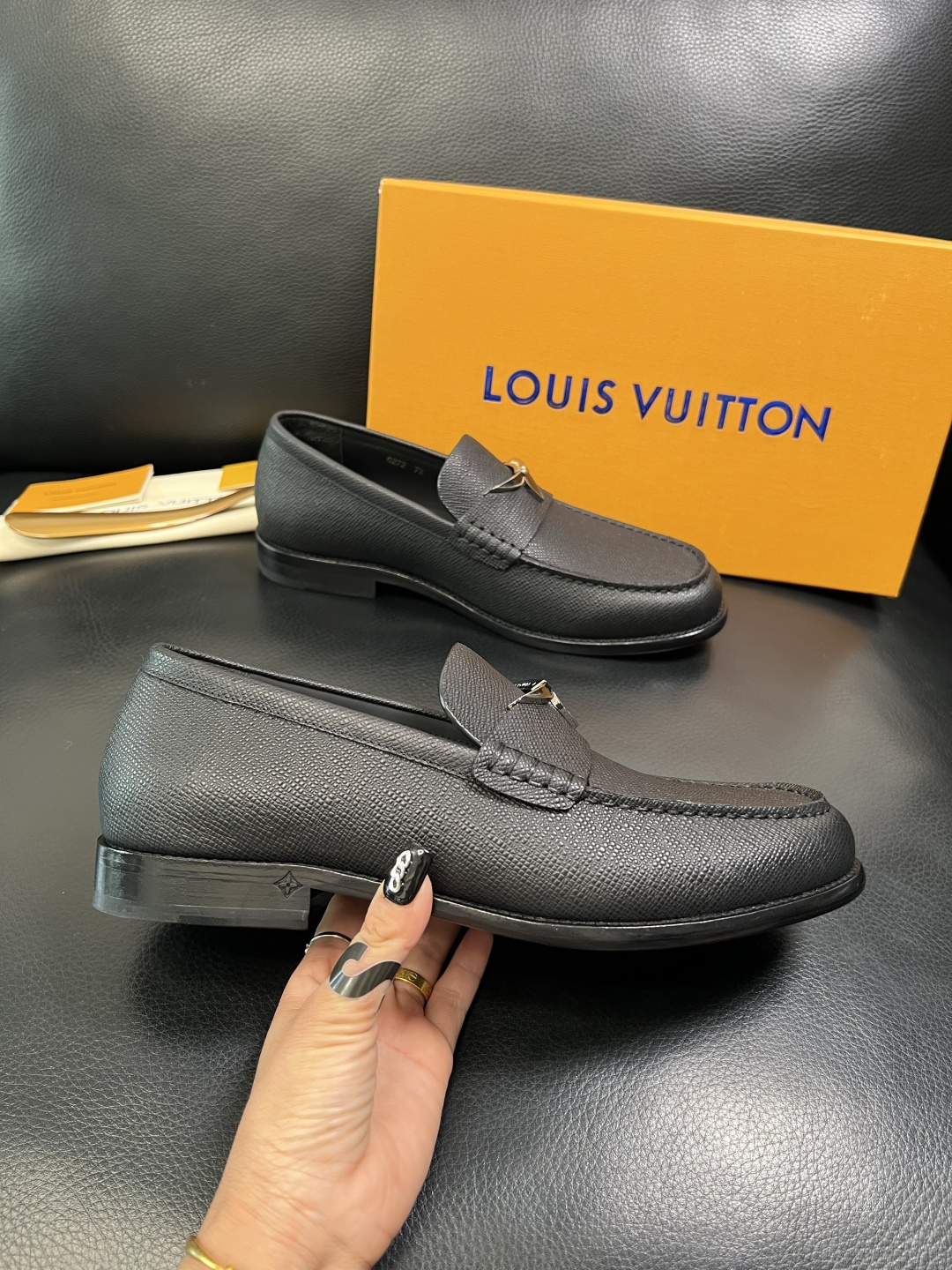 Lv 高品质 顶级工艺品 路易威登 皮鞋专柜同步原厂配置，鞋面意大利进口，进口水染牛皮内里，鞋底：原厂特