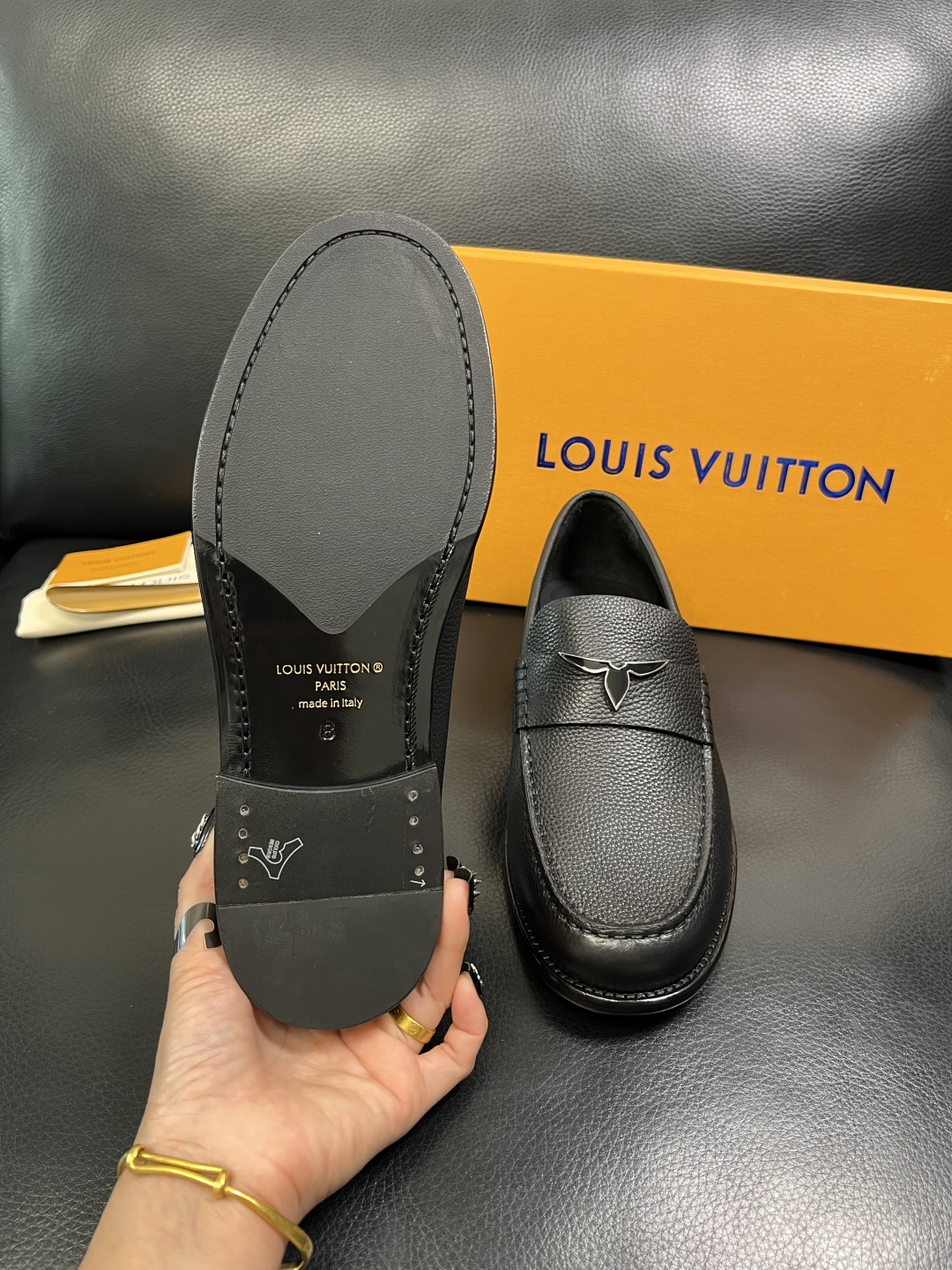 Lv 高品质 顶级工艺品 路易威登 皮鞋专柜同步原厂配置，鞋面意大利进口，进口水染牛皮内里，鞋底：原厂特