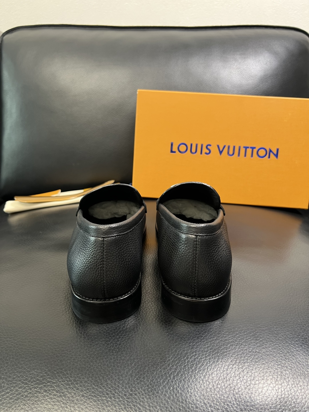 Lv 高品质 顶级工艺品 路易威登 皮鞋专柜同步原厂配置，鞋面意大利进口，进口水染牛皮内里，鞋底：原厂特