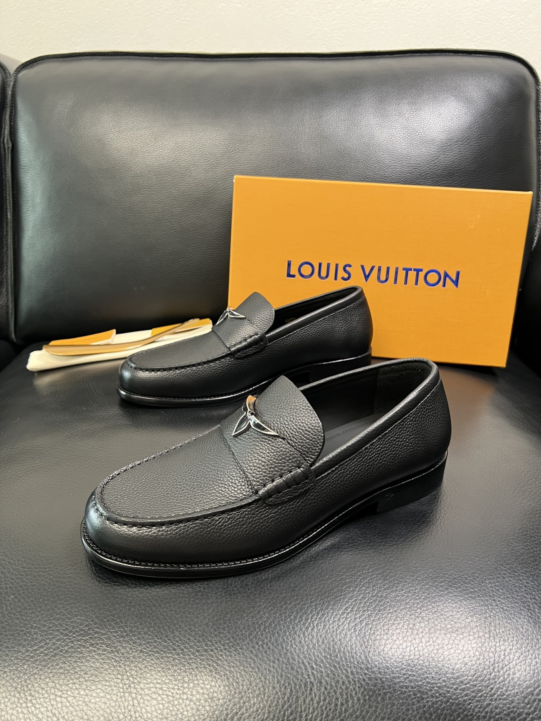 Lv 高品质 顶级工艺品 路易威登 皮鞋专柜同步原厂配置，鞋面意大利进口，进口水染牛皮内里，鞋底：原厂特