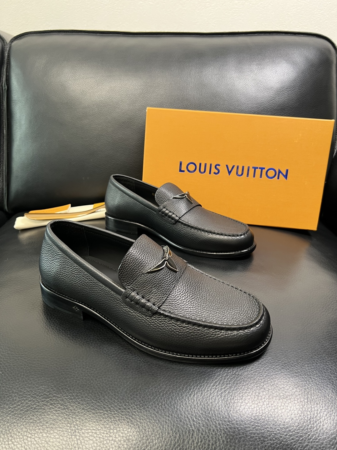 Lv 高品质 顶级工艺品 路易威登 皮鞋专柜同步原厂配置，鞋面意大利进口，进口水染牛皮内里，鞋底：原厂特