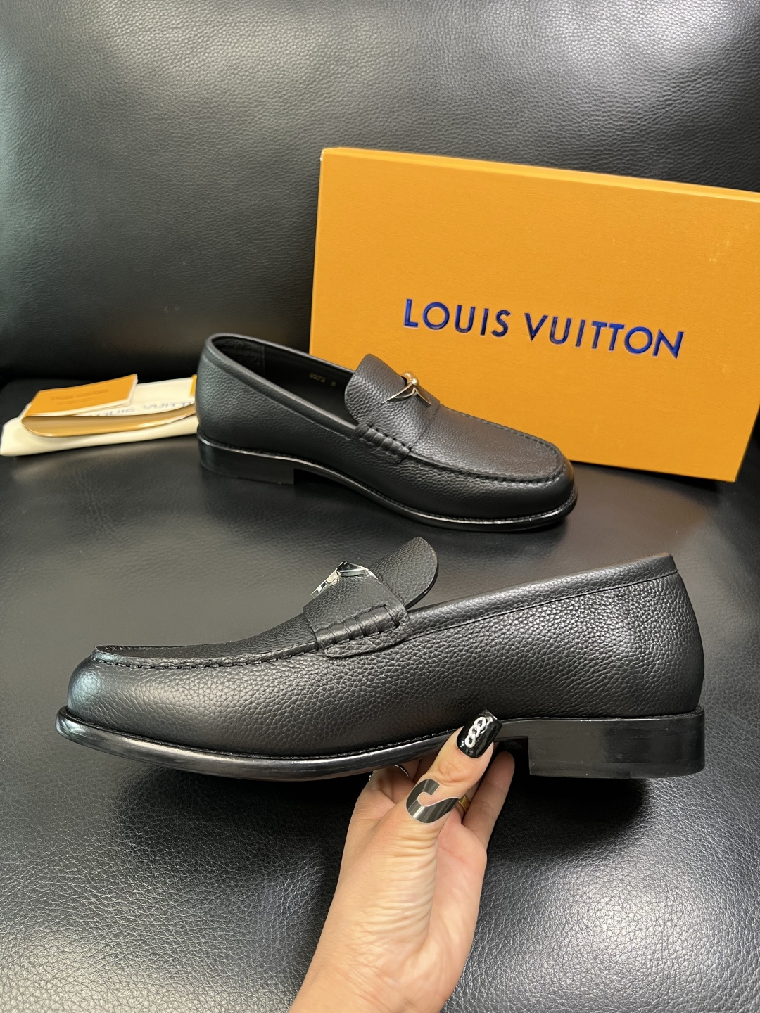 Lv 高品质 顶级工艺品 路易威登 皮鞋专柜同步原厂配置，鞋面意大利进口，进口水染牛皮内里，鞋底：原厂特