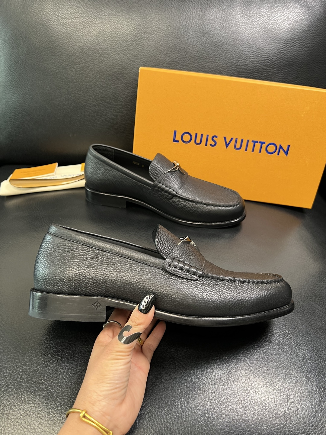 Lv 高品质 顶级工艺品 路易威登 皮鞋专柜同步原厂配置，鞋面意大利进口，进口水染牛皮内里，鞋底：原厂特