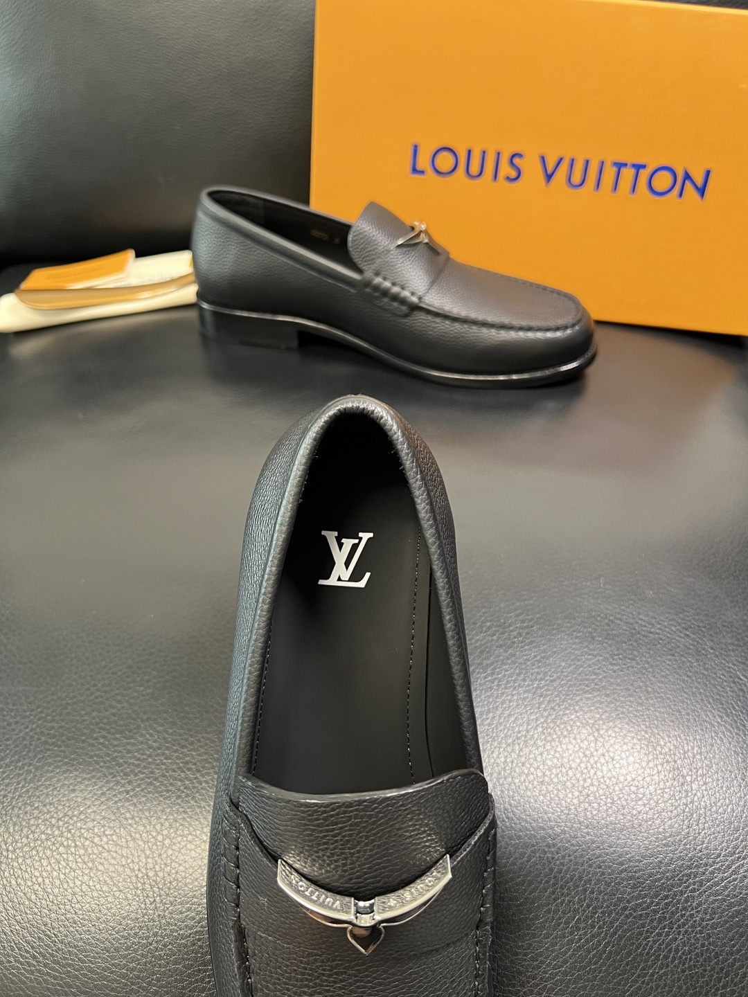 Lv 高品质 顶级工艺品 路易威登 皮鞋专柜同步原厂配置，鞋面意大利进口，进口水染牛皮内里，鞋底：原厂特