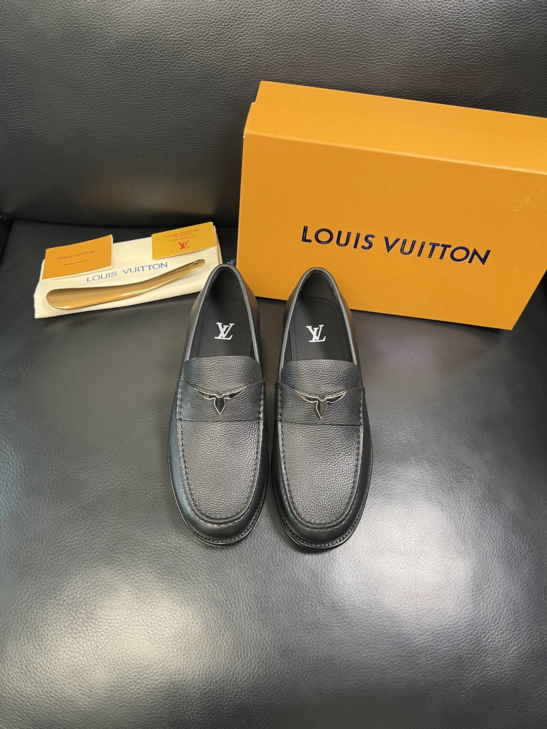 Lv 高品质 顶级工艺品 路易威登 皮鞋专柜同步原厂配置，鞋面意大利进口，进口水染牛皮内里，鞋底：原厂特