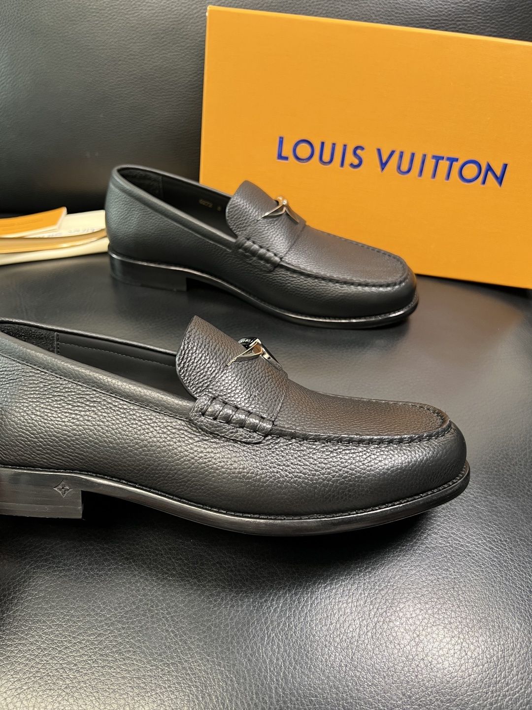 Lv 高品质 顶级工艺品 路易威登 皮鞋专柜同步原厂配置，鞋面意大利进口，进口水染牛皮内里，鞋底：原厂特