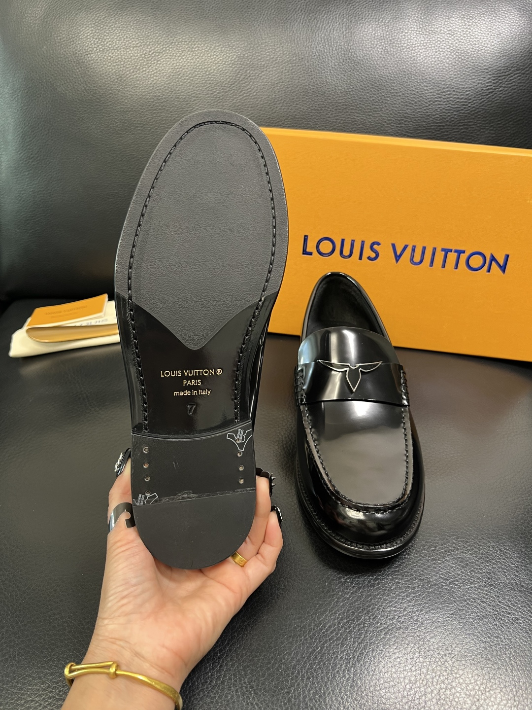 Lv 高品质 顶级工艺品 路易威登 皮鞋专柜同步原厂配置，鞋面意大利进口，进口水染牛皮内里，鞋底：原厂特