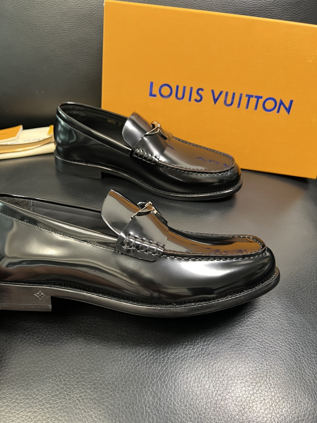 Lv 高品质 顶级工艺品 路易威登 皮鞋专柜同步原厂配置，鞋面意大利进口，进口水染牛皮内里，鞋底：原厂特