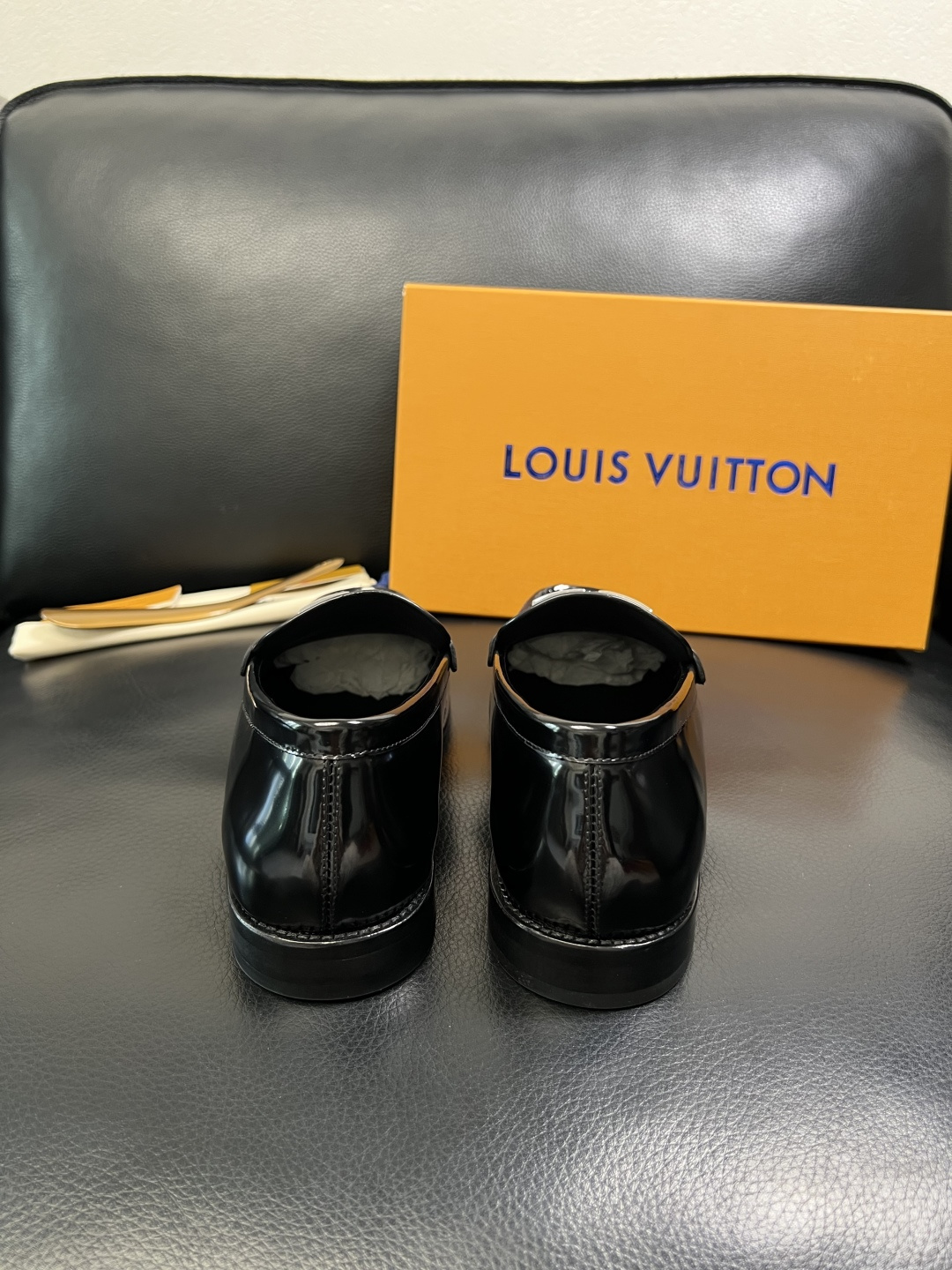 Lv 高品质 顶级工艺品 路易威登 皮鞋专柜同步原厂配置，鞋面意大利进口，进口水染牛皮内里，鞋底：原厂特