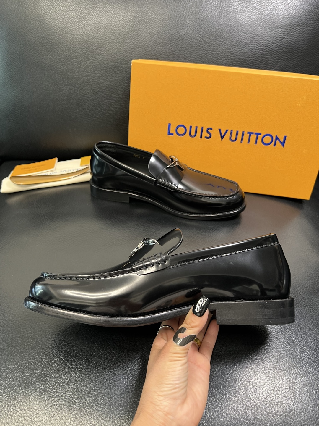 Lv 高品质 顶级工艺品 路易威登 皮鞋专柜同步原厂配置，鞋面意大利进口，进口水染牛皮内里，鞋底：原厂特