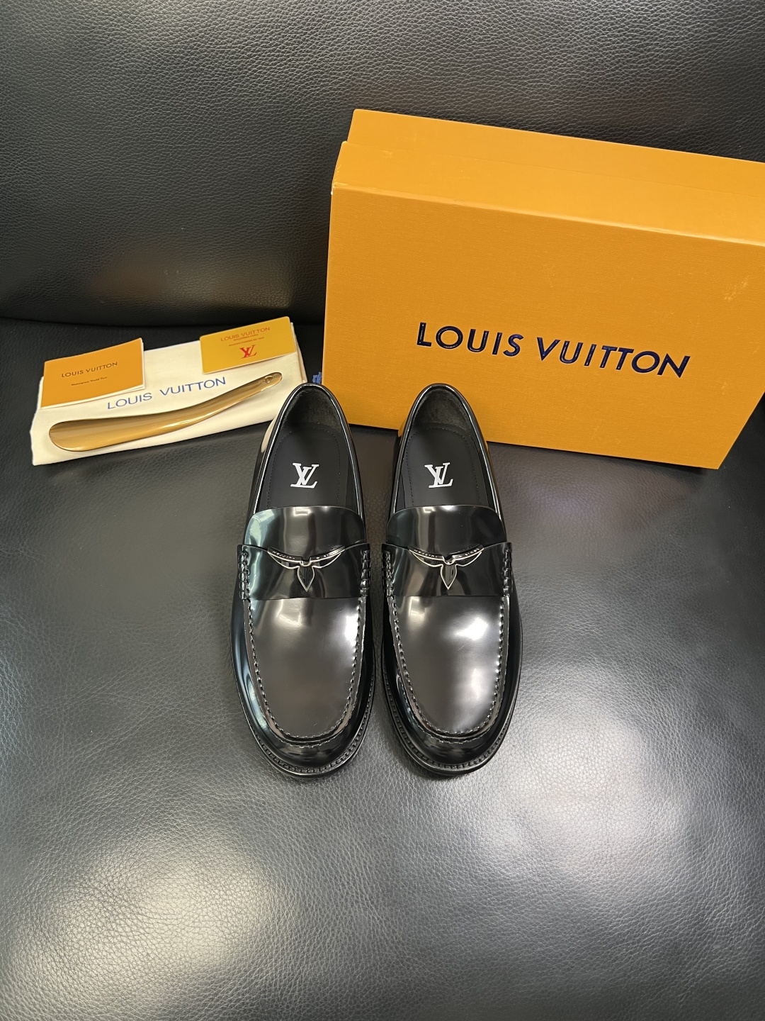 Lv 高品质 顶级工艺品 路易威登 皮鞋专柜同步原厂配置，鞋面意大利进口，进口水染牛皮内里，鞋底：原厂特