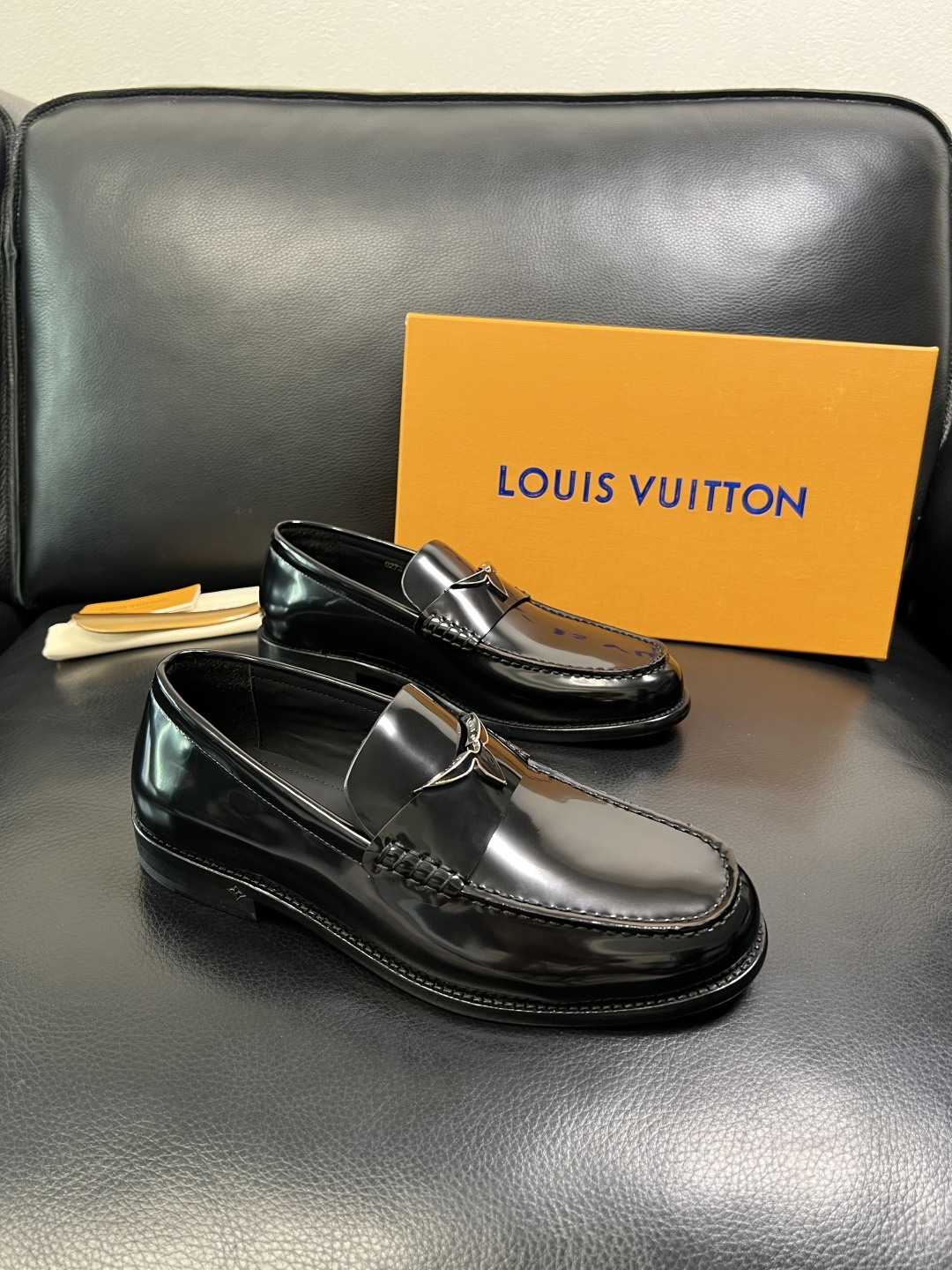 Lv 高品质 顶级工艺品 路易威登 皮鞋专柜同步原厂配置，鞋面意大利进口，进口水染牛皮内里，鞋底：原厂特