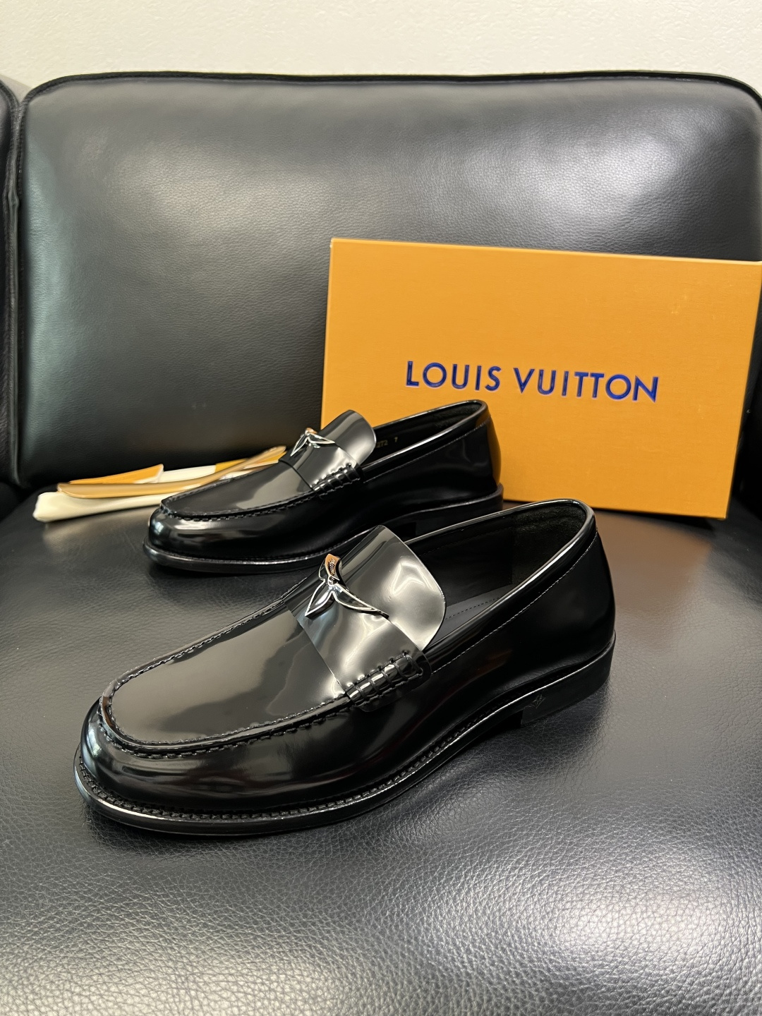 Lv 高品质 顶级工艺品 路易威登 皮鞋专柜同步原厂配置，鞋面意大利进口，进口水染牛皮内里，鞋底：原厂特