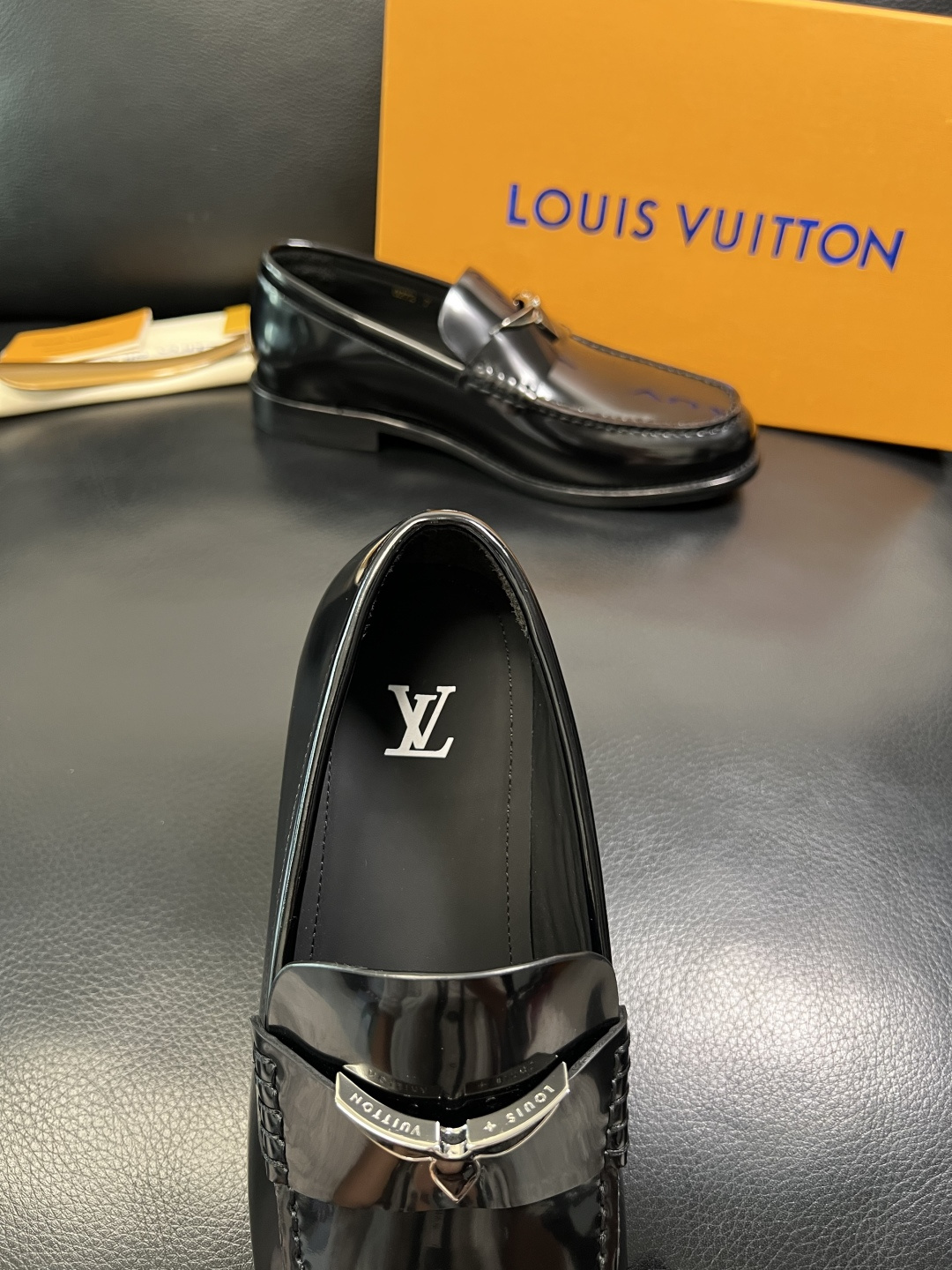 Lv 高品质 顶级工艺品 路易威登 皮鞋专柜同步原厂配置，鞋面意大利进口，进口水染牛皮内里，鞋底：原厂特