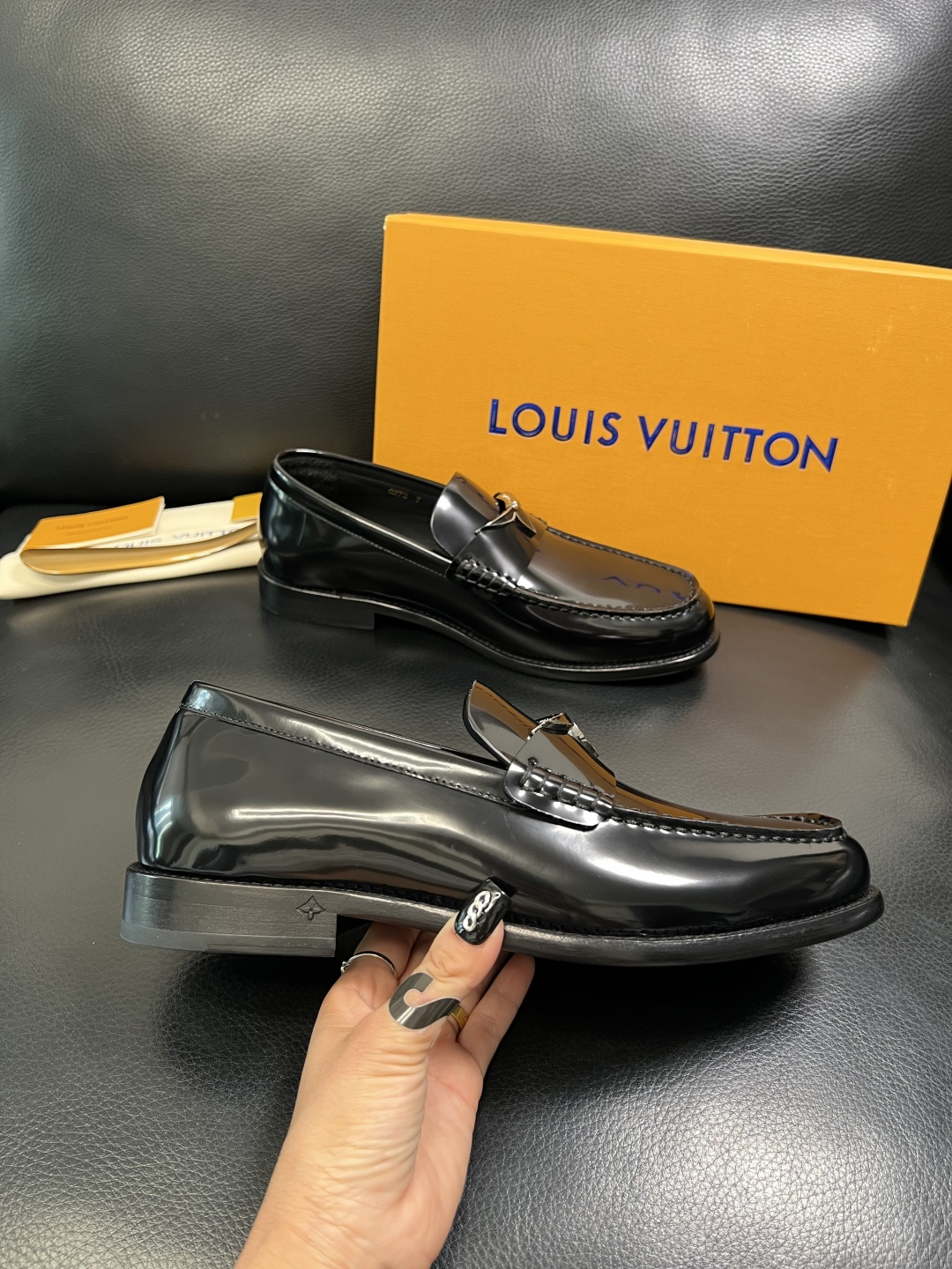 Lv 高品质 顶级工艺品 路易威登 皮鞋专柜同步原厂配置，鞋面意大利进口，进口水染牛皮内里，鞋底：原厂特