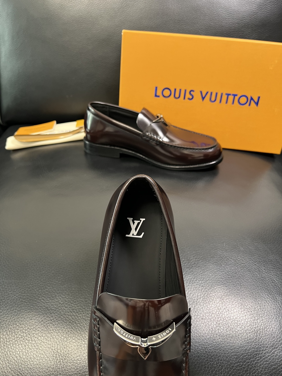 Lv 高品质 顶级工艺品 路易威登 皮鞋专柜同步原厂配置，鞋面意大利进口，进口水染牛皮内里，鞋底：原厂特