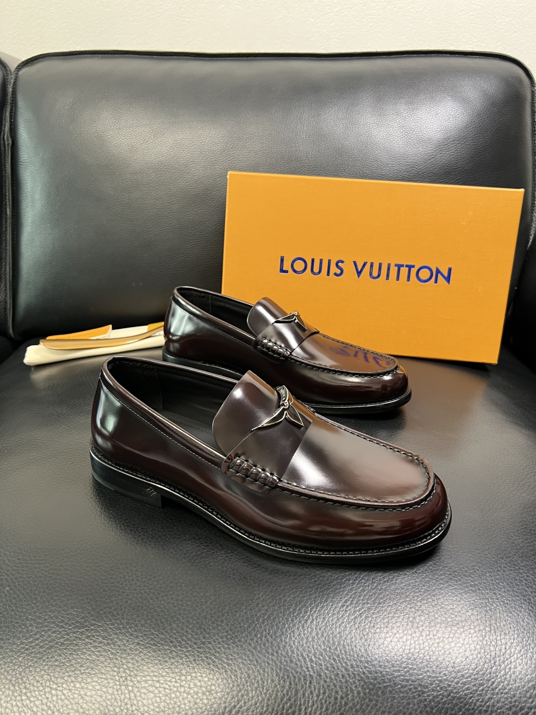 Lv 高品质 顶级工艺品 路易威登 皮鞋专柜同步原厂配置，鞋面意大利进口，进口水染牛皮内里，鞋底：原厂特