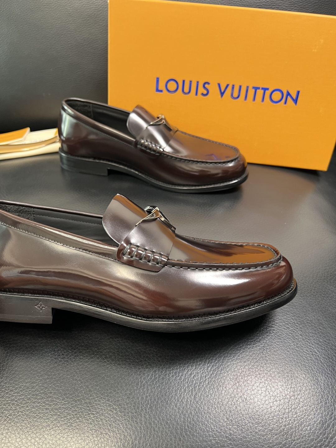 Lv 高品质 顶级工艺品 路易威登 皮鞋专柜同步原厂配置，鞋面意大利进口，进口水染牛皮内里，鞋底：原厂特