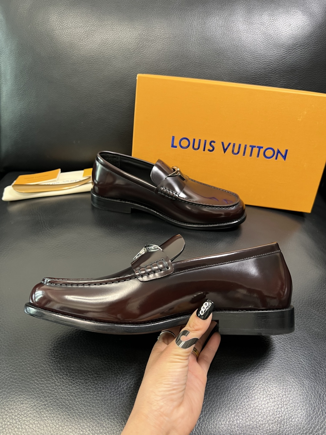 Lv 高品质 顶级工艺品 路易威登 皮鞋专柜同步原厂配置，鞋面意大利进口，进口水染牛皮内里，鞋底：原厂特