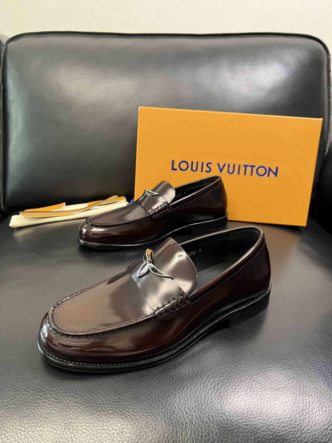 Lv 高品质 顶级工艺品 路易威登 皮鞋专柜同步原厂配置，鞋面意大利进口，进口水染牛皮内里，鞋底：原厂特