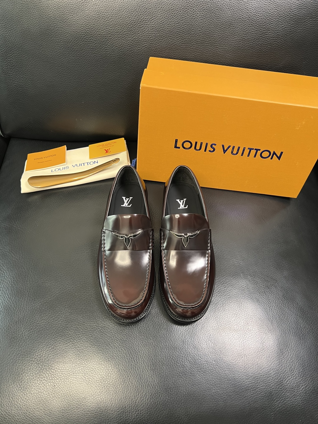 Lv 高品质 顶级工艺品 路易威登 皮鞋专柜同步原厂配置，鞋面意大利进口，进口水染牛皮内里，鞋底：原厂特