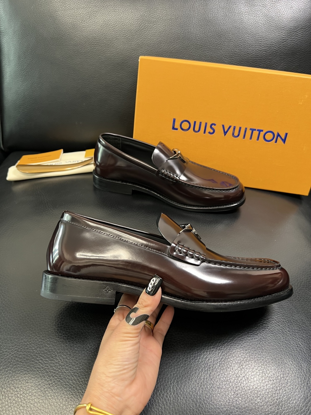 Lv 高品质 顶级工艺品 路易威登 皮鞋专柜同步原厂配置，鞋面意大利进口，进口水染牛皮内里，鞋底：原厂特