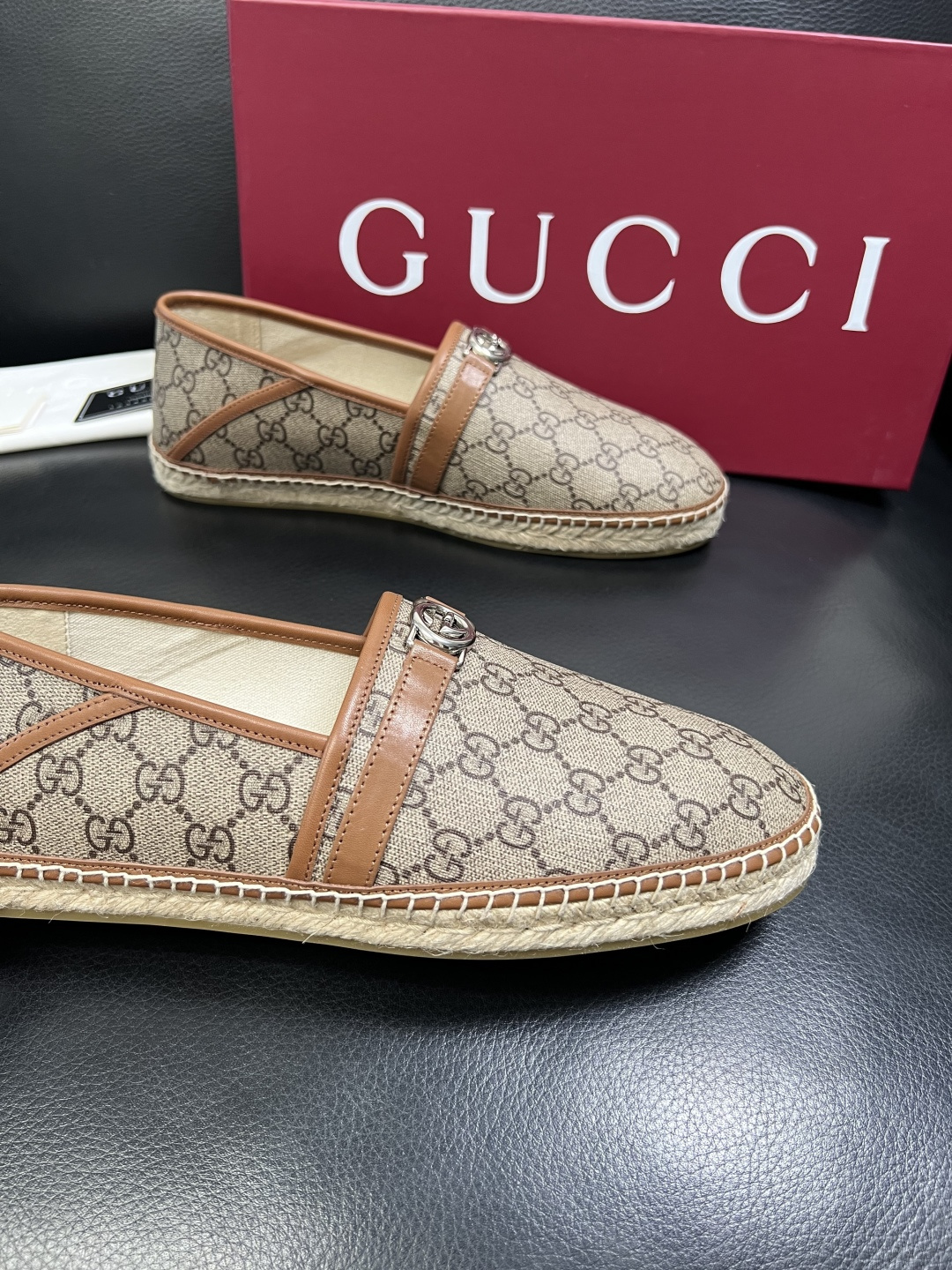 Gucci 高品质 顶级工艺品 古奇 专柜新款原厂配置，意大利进口牛皮面料，进口牛皮内里垫，透气舒适，鞋