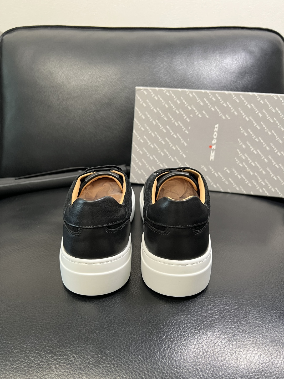 kiton 高品质 顶级工艺品，霍根 专柜同步，原厂配置意大利进口牛皮面料，进口牛皮内里垫，透气舒适，鞋