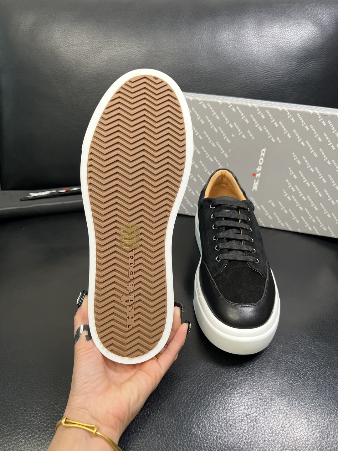 kiton 高品质 顶级工艺品，霍根 专柜同步，原厂配置意大利进口牛皮面料，进口牛皮内里垫，透气舒适，鞋