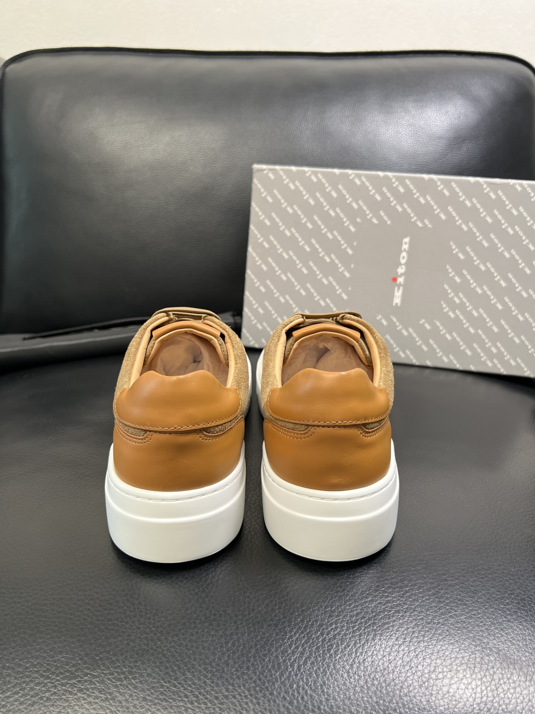 kiton 高品质 顶级工艺品，霍根 专柜同步，原厂配置意大利进口牛皮面料，进口牛皮内里垫，透气舒适，鞋