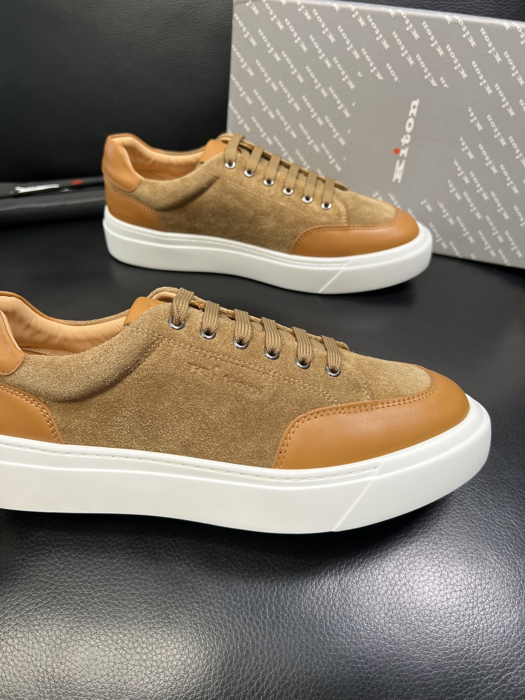 kiton 高品质 顶级工艺品，霍根 专柜同步，原厂配置意大利进口牛皮面料，进口牛皮内里垫，透气舒适，鞋