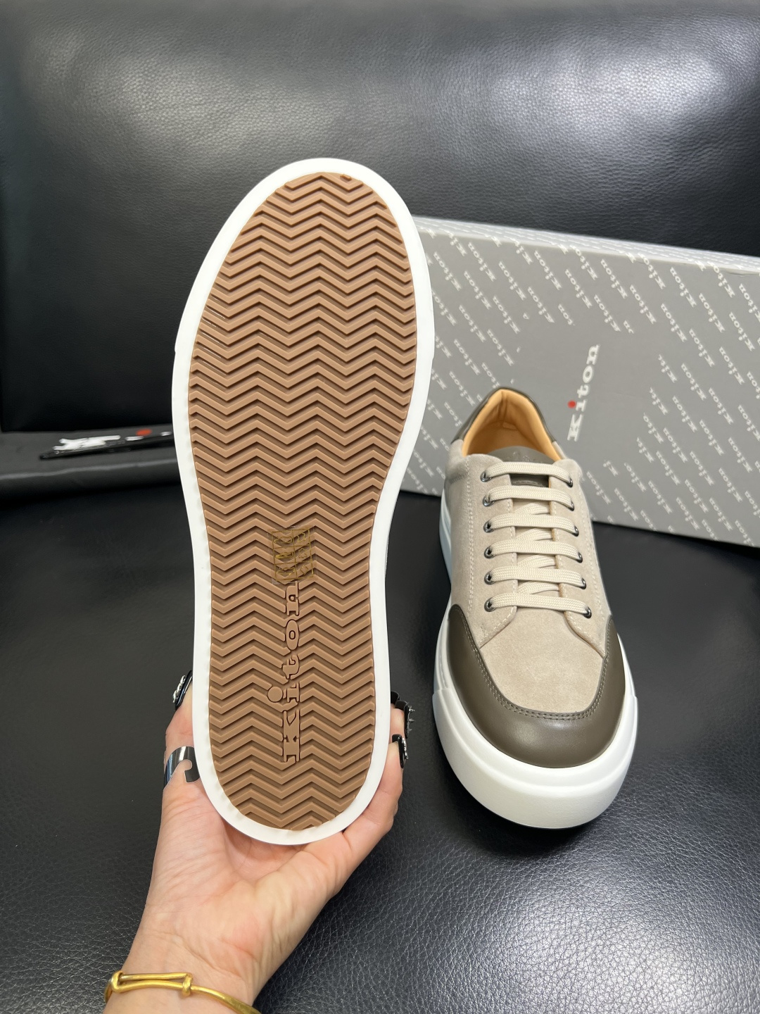 kiton 高品质 顶级工艺品，霍根 专柜同步，原厂配置意大利进口牛皮面料，进口牛皮内里垫，透气舒适，鞋