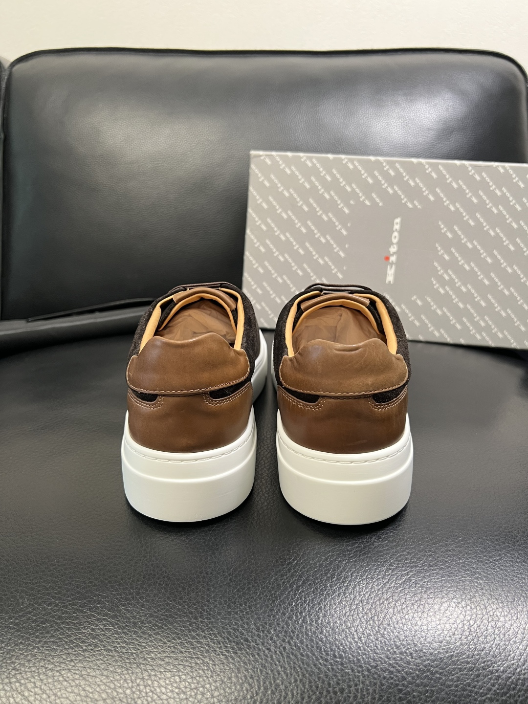 kiton 高品质 顶级工艺品，霍根 专柜同步，原厂配置意大利进口牛皮面料，进口牛皮内里垫，透气舒适，鞋