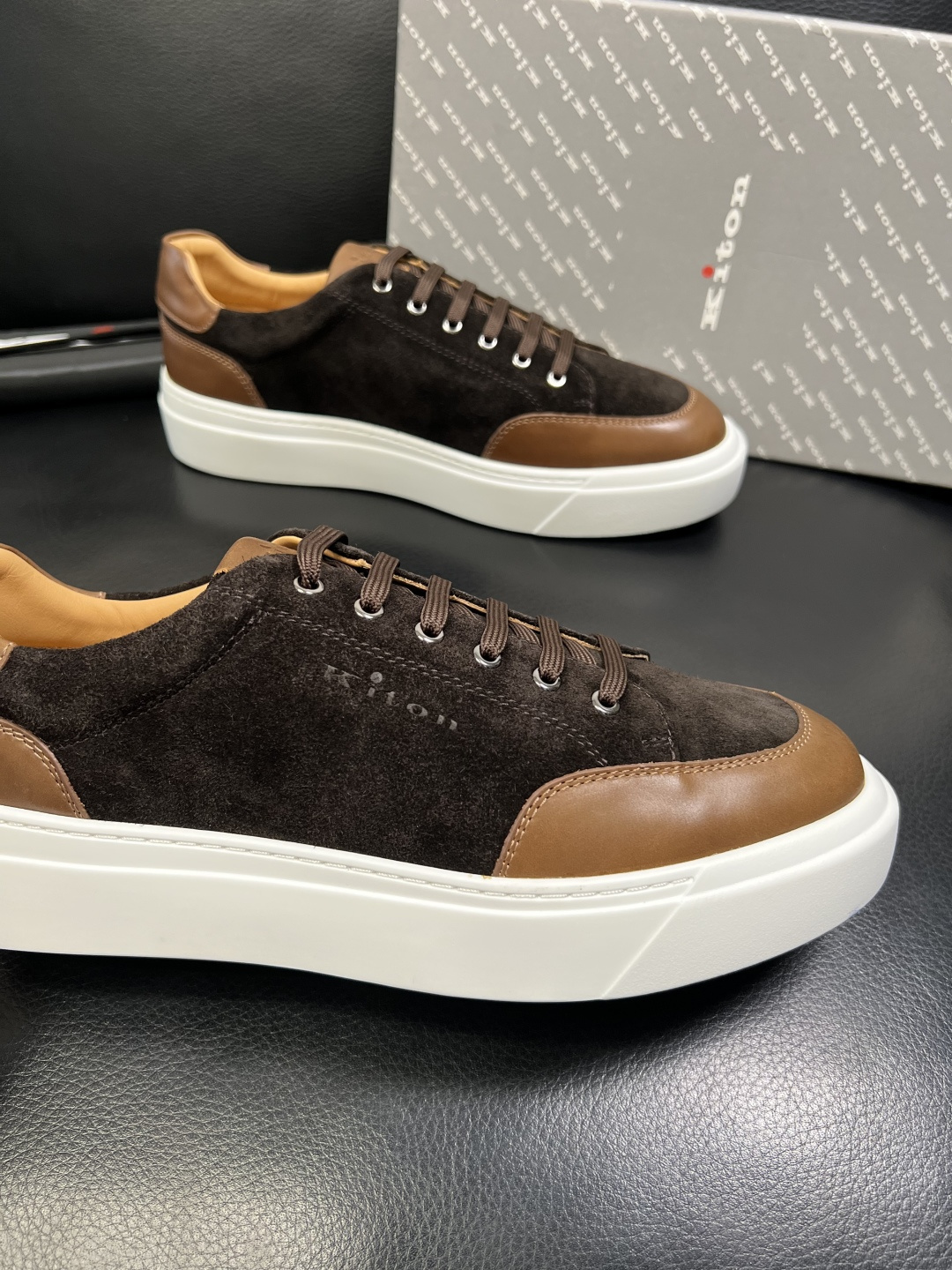 kiton 高品质 顶级工艺品，霍根 专柜同步，原厂配置意大利进口牛皮面料，进口牛皮内里垫，透气舒适，鞋