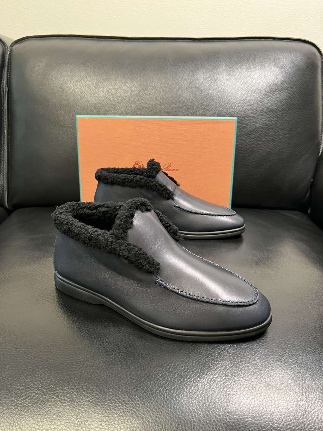 NO:605161,Loro piana high-quality top crafts Loro Piana boots high-top new product counter synchronized with original factory configuration, uppers imported from Italy cowhide fabric, lambswool lining warm and comfortable, high-quality splicing technology, original soles specially provided by the original factory, exclusive movable molded soles super comfortable, original factory and single goods, welcome to compare, code number 39-44 (order 45 46), loro piana, boots, cowhide19860909Loro piana 高品质 顶级工艺品 诺悠翩雅 靴子高帮新品专柜同步原厂配置,鞋面意大利进口牛皮面料,羔羊毛内里保暖舒适,高品质拼接工艺,鞋底原厂特供原版底,独家活动成型底超级舒适,原厂跟单货,欢迎对比,码数 39-44（ 订 45 46）,,loro piana,boots,cowhide,Men's shoes