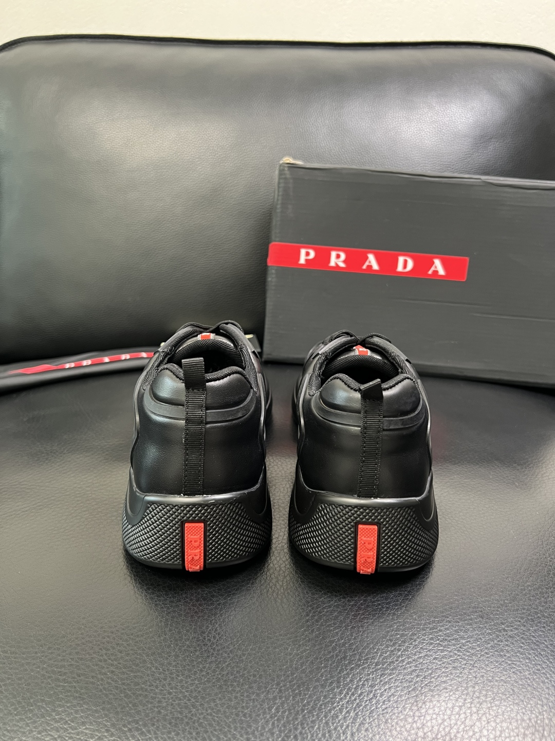 Prada 顶级工艺品，普拉达 专柜同步，原厂配置意大利进口牛皮面料，进口牛皮内里垫，透气舒适，鞋底：原