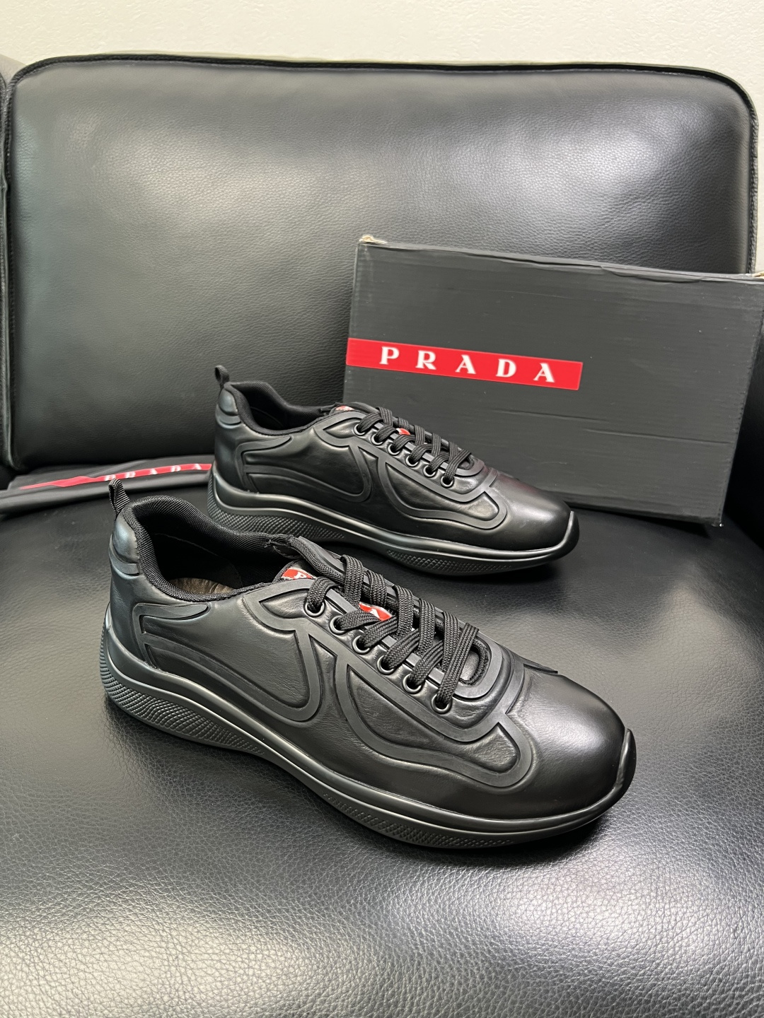 Prada 顶级工艺品，普拉达 专柜同步，原厂配置意大利进口牛皮面料，进口牛皮内里垫，透气舒适，鞋底：原