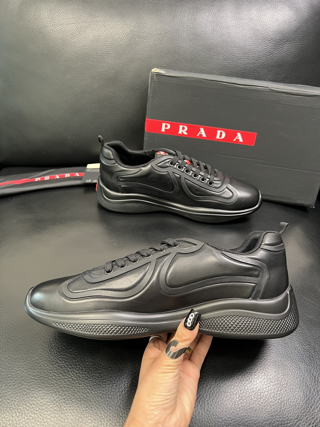 Prada 顶级工艺品，普拉达 专柜同步，原厂配置意大利进口牛皮面料，进口牛皮内里垫，透气舒适，鞋底：原