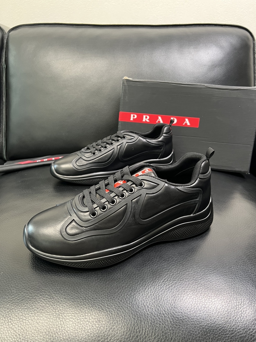 Prada 顶级工艺品，普拉达 专柜同步，原厂配置意大利进口牛皮面料，进口牛皮内里垫，透气舒适，鞋底：原