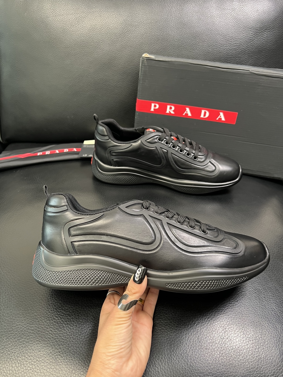 Prada 顶级工艺品，普拉达 专柜同步，原厂配置意大利进口牛皮面料，进口牛皮内里垫，透气舒适，鞋底：原