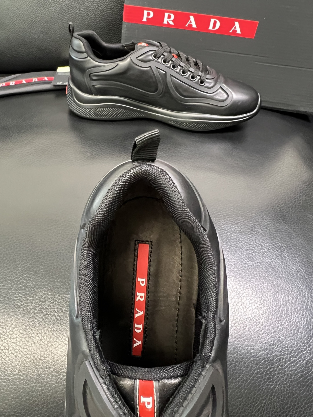 Prada 顶级工艺品，普拉达 专柜同步，原厂配置意大利进口牛皮面料，进口牛皮内里垫，透气舒适，鞋底：原