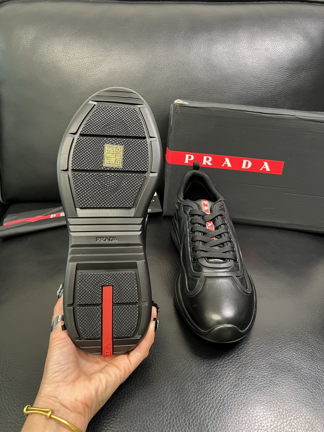 Prada 顶级工艺品，普拉达 专柜同步，原厂配置意大利进口牛皮面料，进口牛皮内里垫，透气舒适，鞋底：原