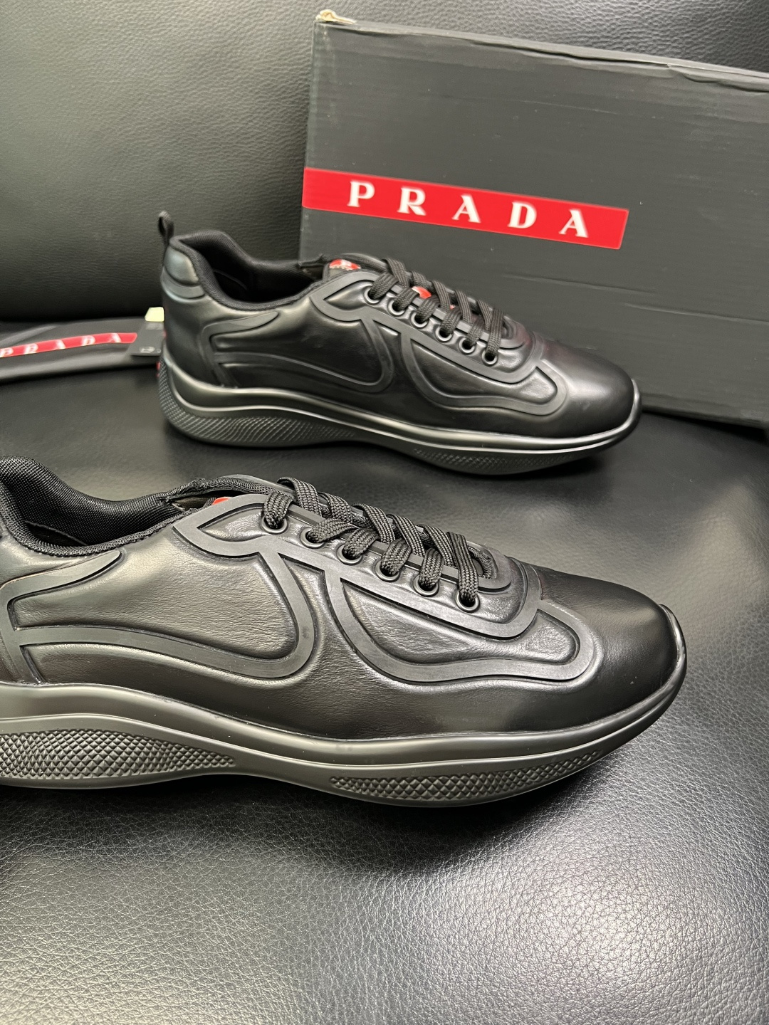Prada 顶级工艺品，普拉达 专柜同步，原厂配置意大利进口牛皮面料，进口牛皮内里垫，透气舒适，鞋底：原