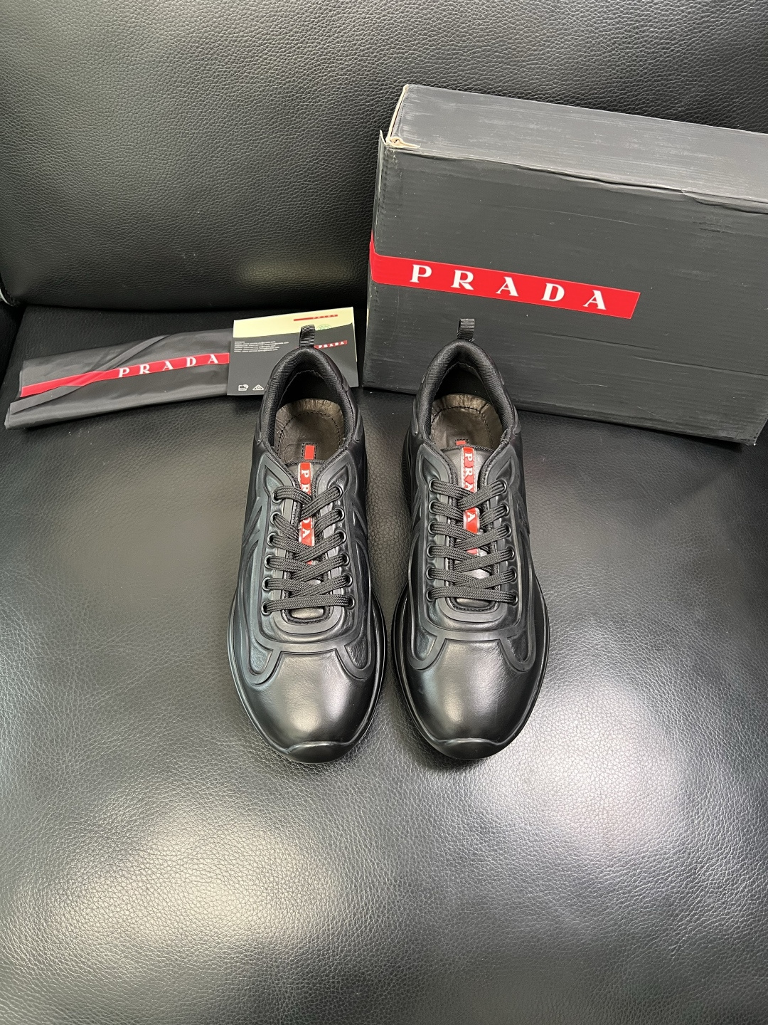 Prada 顶级工艺品，普拉达 专柜同步，原厂配置意大利进口牛皮面料，进口牛皮内里垫，透气舒适，鞋底：原