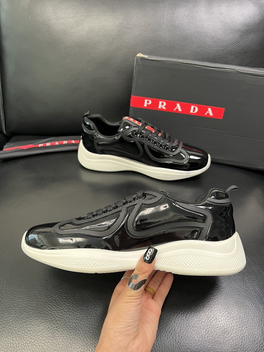 Prada 顶级工艺品，普拉达 专柜同步，原厂配置意大利进口牛皮面料，进口牛皮内里垫，透气舒适，鞋底：原