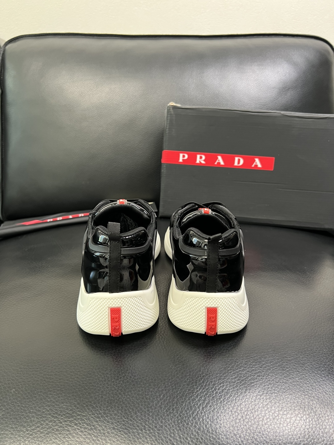 Prada 顶级工艺品，普拉达 专柜同步，原厂配置意大利进口牛皮面料，进口牛皮内里垫，透气舒适，鞋底：原